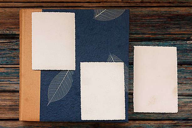 album foto vintage di latar belakang kayu pedesaan - halaman kertas foto potret stok, foto, & gambar bebas royalti