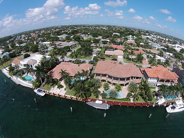 istock Expensive waterfront homes in Florida aerial 531045221