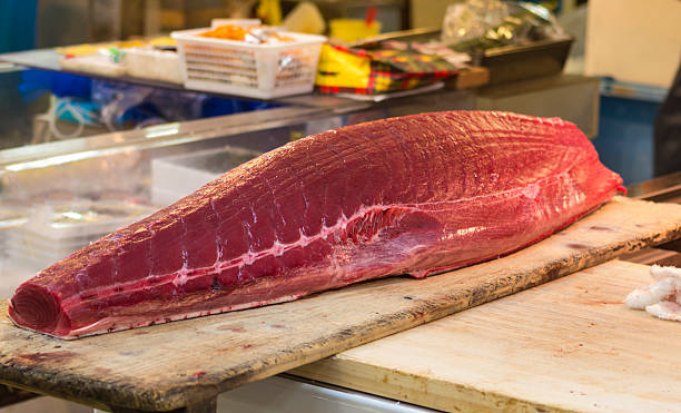 свежего филе тунца на рынке в токио - tuna tuna steak raw bluefin tuna стоковые фото и изображения