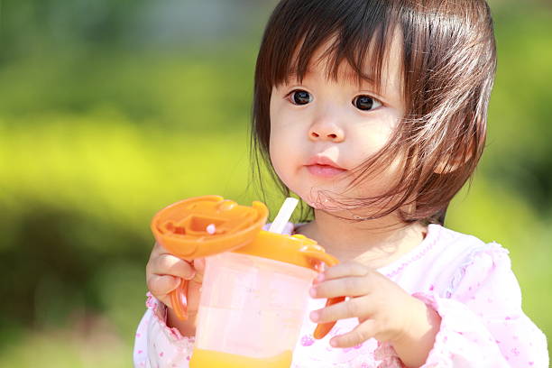 日本の女の子飲料水（1 年） - 1歳以上2歳未満 ストックフォトと画像