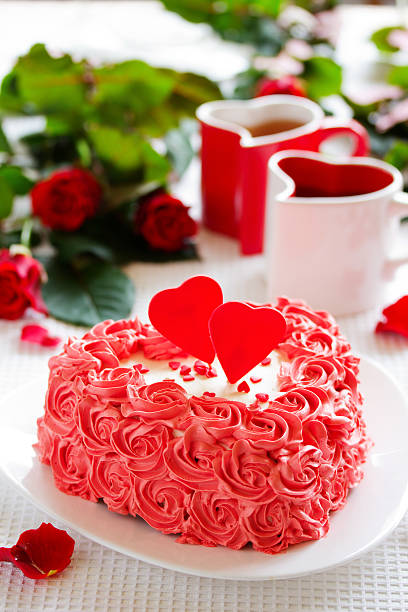 istock Birthday cake for Valentine's Day with roses. 531047981