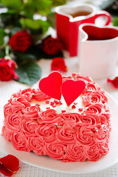 istock Birthday cake for Valentine's Day with roses. 531047983