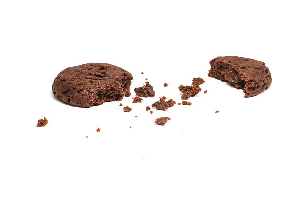 galleta de chocolate sobre blanco - crumb cookie isolated biscuit fotografías e imágenes de stock