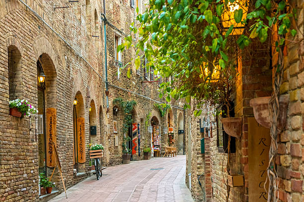 alley en la antigua ciudad de san gimignano toscana italia - san gimignano fotografías e imágenes de stock