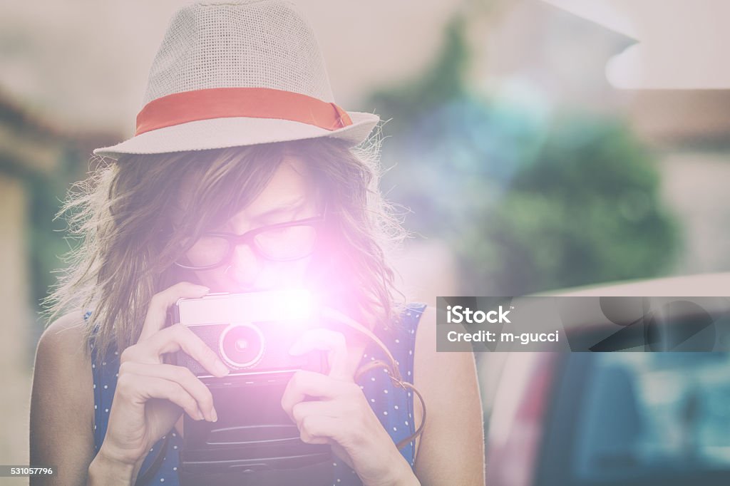 Mädchen mit retro-Kamera. - Lizenzfrei Alt Stock-Foto