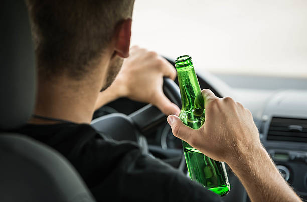 hombre bebiendo cerveza mientras conducción - drunk driving accident teenager fotografías e imágenes de stock