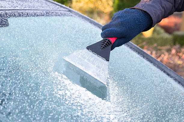 hand kratzen eis vom auto fenster - frozen windshield cold car stock-fotos und bilder