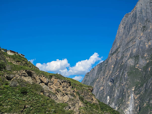 montañas en garganta del salto del tigre. lijiang ciudad, yunnan, china. - jumping ravine tiger sky fotografías e imágenes de stock