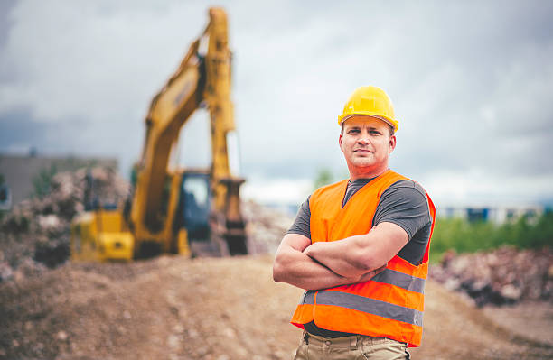 ziemia digger kierowcy na plac budowy - foreman building contractor hardhat men zdjęcia i obrazy z banku zdjęć