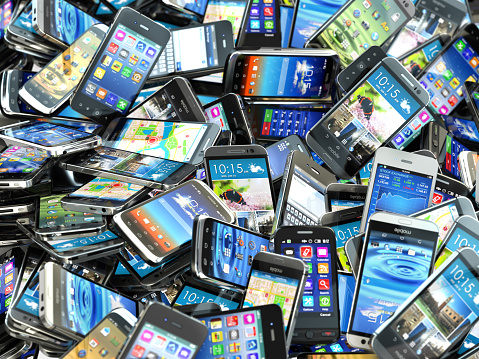 Teléfonos móviles de fondo. Montón de diferentes moderna de smartphones. photo