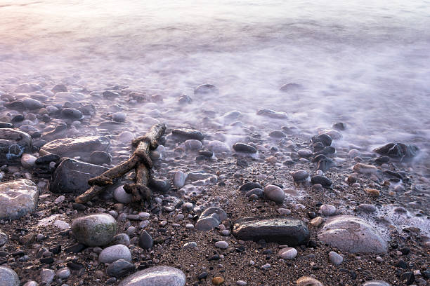 岩の海岸線 ペンモンビーチ ビーチ angelsey 北 ウェールズ - zen like sea horizon over water blurred motion ストックフォトと画像