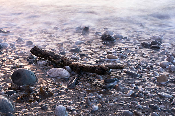 岩の海岸線 ペンモンビーチ ビーチ angelsey 北 ウェールズ - zen like sea horizon over water blurred motion ストックフォトと画像