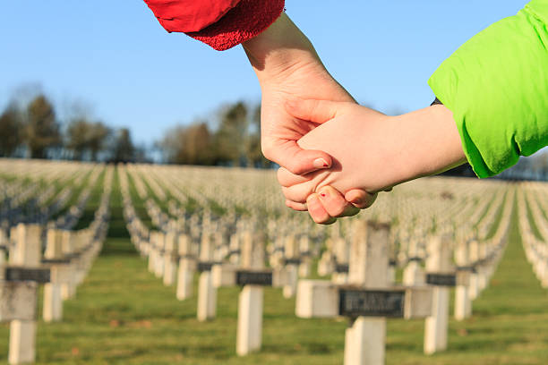 niños de pie mano en manos de la paz de la primera guerra mundial - flanders war grave war memorial fotografías e imágenes de stock