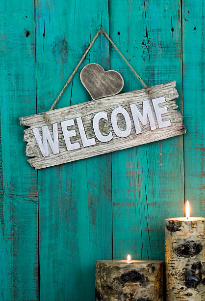 bem-vindo com coração e velas pendurado sobre fundo de madeira - church greeting welcome sign sign imagens e fotografias de stock