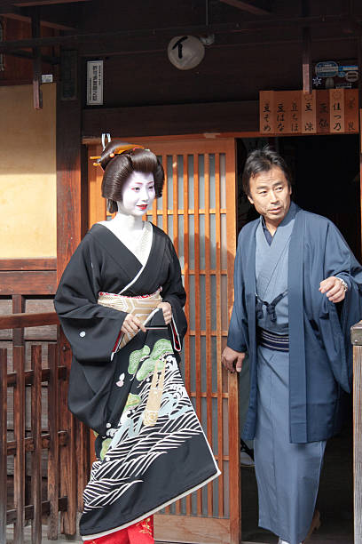 Geisha A Kyoto Con Il Suo Tradizionale Abito Kimono - Fotografie stock e  altre immagini di Educazione di una geisha - iStock