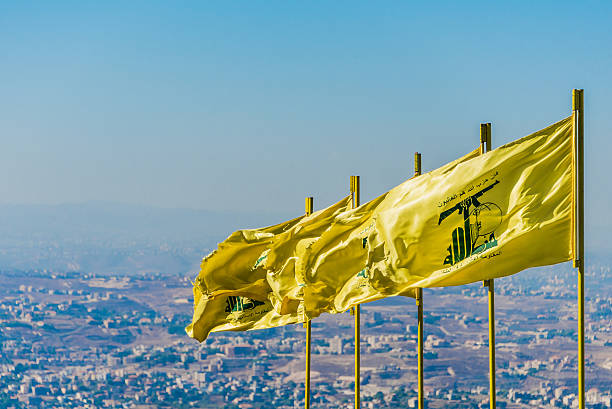 hezbollah bandiere volare sopra sud del libano terra - paramilitary foto e immagini stock