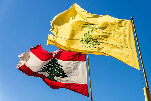 hezbollah i libańskie flagi powiewają obok siebie - flag of jihad zdjęcia i obrazy z banku zdjęć