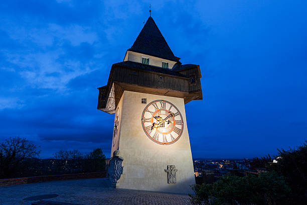 le uhrturm à graz - graz clock tower clock austria photos et images de collection
