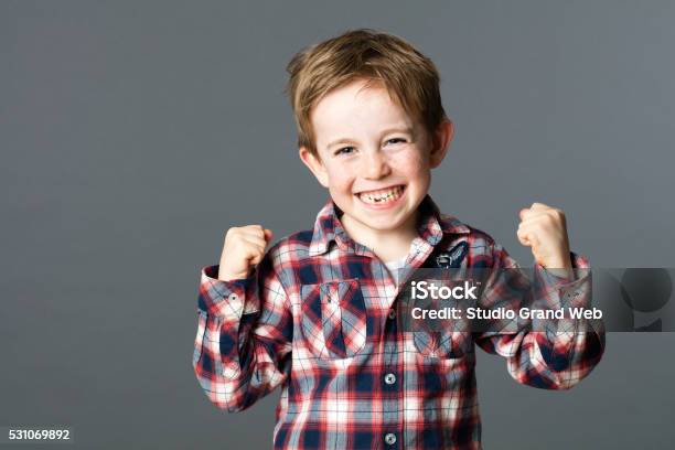 Vincita Giovane Bambino Con Dente Manca Alzare Le Braccia Per Divertimento - Fotografie stock e altre immagini di Bambino