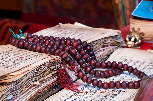 religione buddista japa mala su manoscritto - tibetan script foto e immagini stock