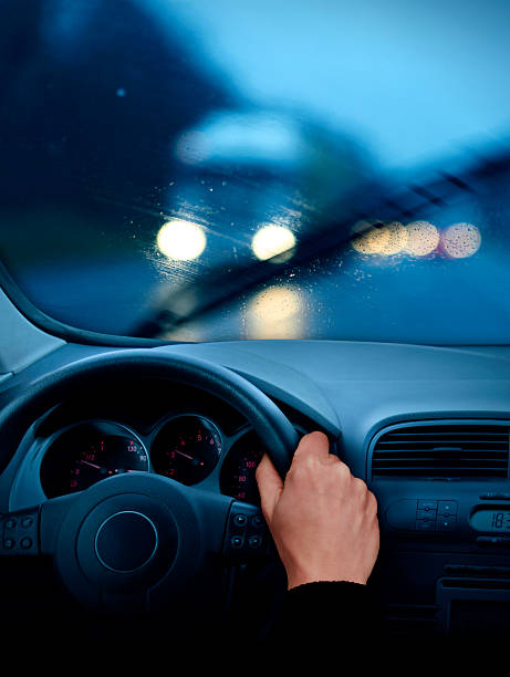 en mal tiempo de conducción - car driving dashboard night fotografías e imágenes de stock