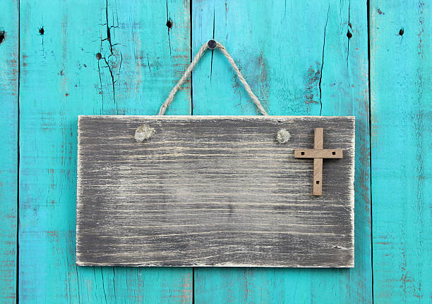 sinal de madeira em branco com cruz pendurado no shabby fundo de madeira - church greeting welcome sign sign imagens e fotografias de stock