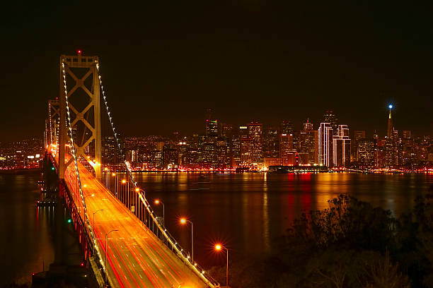 skyline e baia di san francisco, del ponte di capodanno - san francisco county embarcadero center bay bridge built structure foto e immagini stock