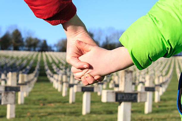 kinder gehen hand in hand für den frieden world war 1 - flanders war grave war memorial stock-fotos und bilder