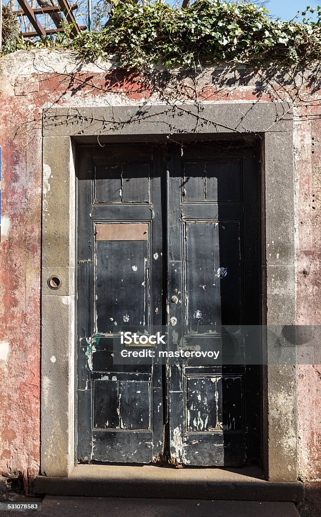Antigua puerta de madera. - Foto de stock de 2015 libre de derechos Antigua puerta de madera. - Foto de stock de 2015 libre de derechos