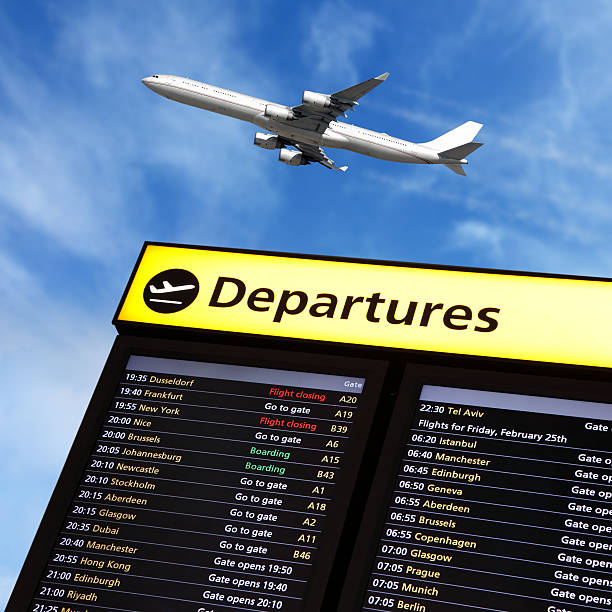 voo de avião no aeroporto de informação e sair - airport airport check in counter arrival departure board checkout counter imagens e fotografias de stock