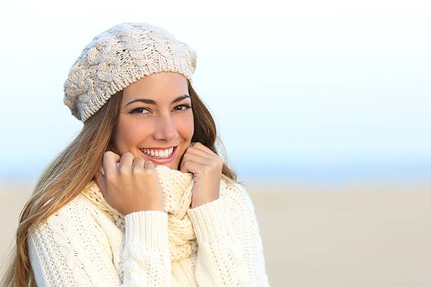 femme sourire avec des dents blanches idéal en hiver - dentists chair people care medical equipment photos et images de collection