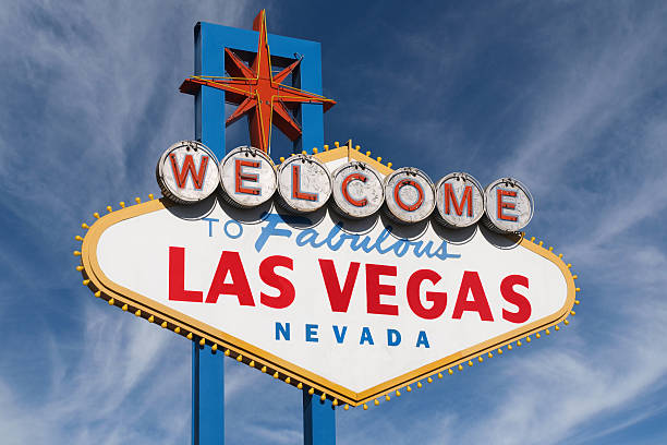 signe de las vegas avec des nuages - welcome to fabulous las vegas sign photos photos et images de collection