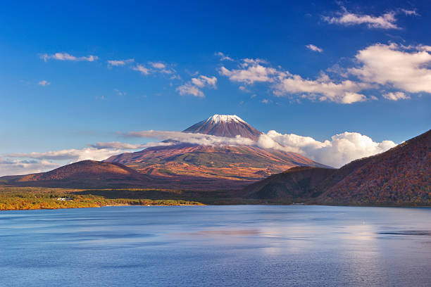 monte fuji, giappone e il lago motosu su una chiara pomeriggio - volcano mt fuji autumn lake foto e immagini stock