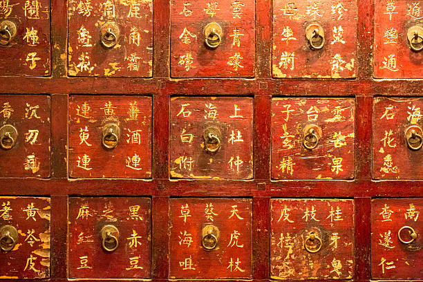 gavetas para medicina chinesa em farmácia - chinese medicine medicine ancient herbal medicine imagens e fotografias de stock