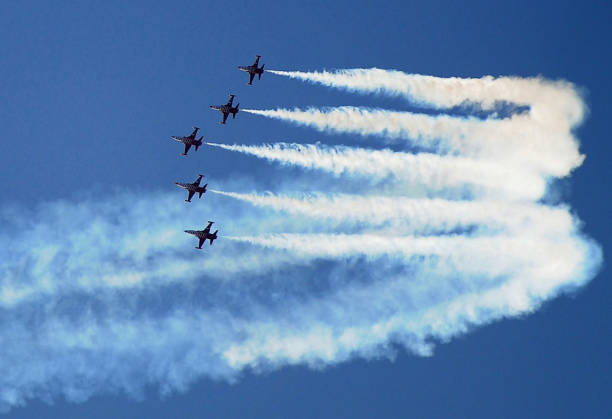 kämpfer flugzeuge in airshow - luftfahrtschau stock-fotos und bilder