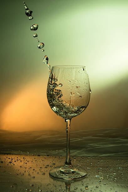 vin splash dans un verre de vin - splashy splashing actions food and drink photos et images de collection