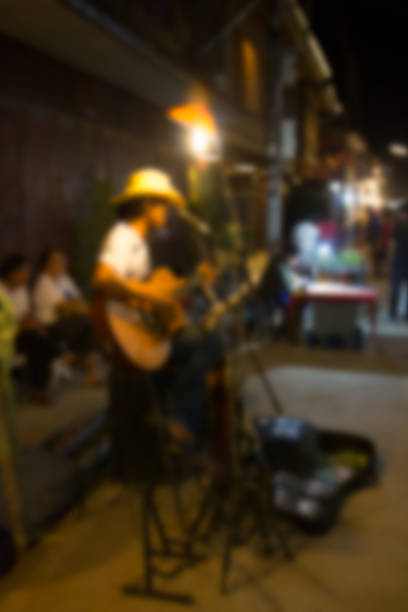 obraz się rozmywa azjatyckich street muzyk wyrywanie gitara - playing an instrument vertical blurred motion outdoors zdjęcia i obrazy z banku zdjęć