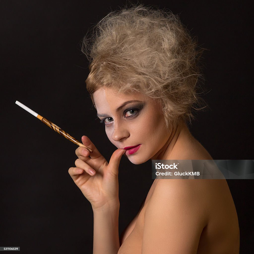 Cô Gái Điên Với Trang Điểm Hai Mặt Và Ống Ngậm Với Thuốc Lá Hình ...