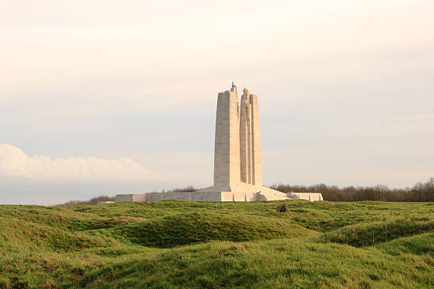 die kanadische-vimy ridge memorial in frankreich - gebirgskamm stock-fotos und bilder