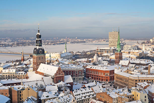 veduta aerea della vecchia riga - daugava river foto e immagini stock