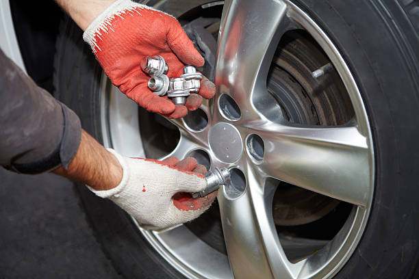 istock Car mechanic changing tire. 531120447