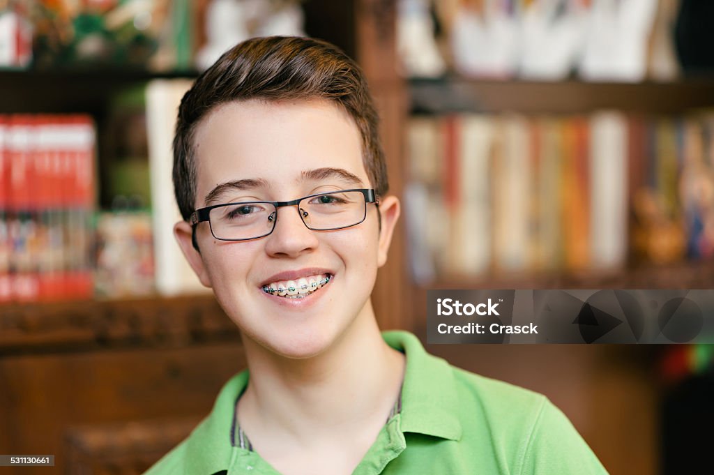 Heureux jeune garçon avec bretelles et lunettes, souriant - Photo de Appareil dentaire libre de droits