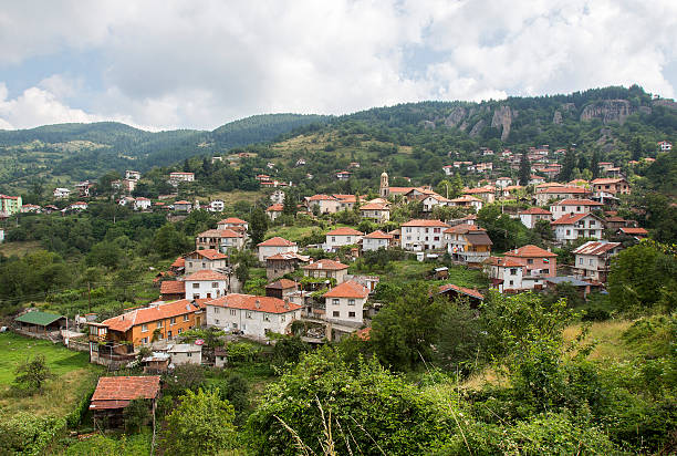 mountain kleinen village - eastern europe mountain range mountain village stock-fotos und bilder