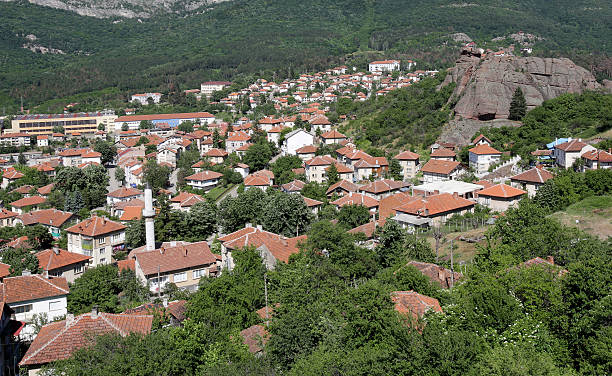 mountain kleinen village - eastern europe mountain range mountain village stock-fotos und bilder