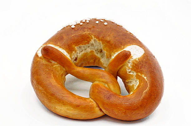 pretzel corte - bretzl fotografías e imágenes de stock