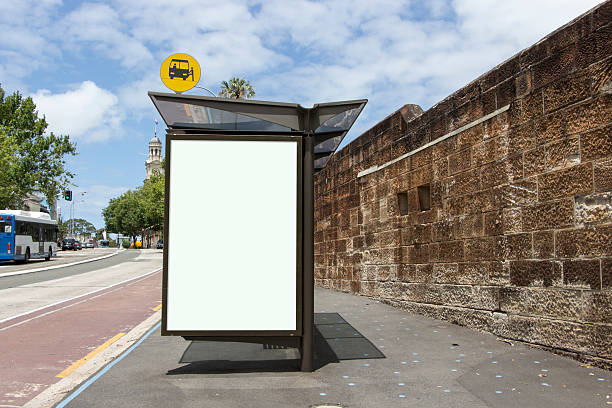 blank poster on bus stop - bushalte stockfoto's en -beelden