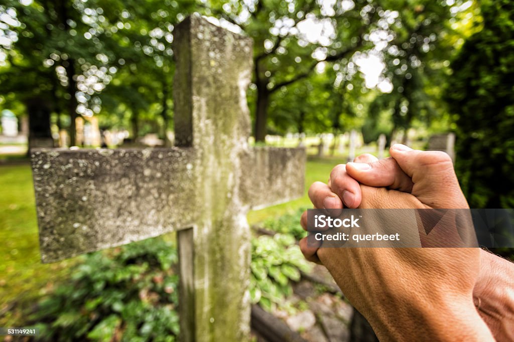 Gebet Auf einem Friedhof - Lizenzfrei 2015 Stock-Foto