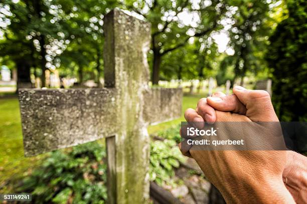 Gebet Auf Einem Friedhof Stockfoto und mehr Bilder von 2015 - 2015, Beten, Christentum