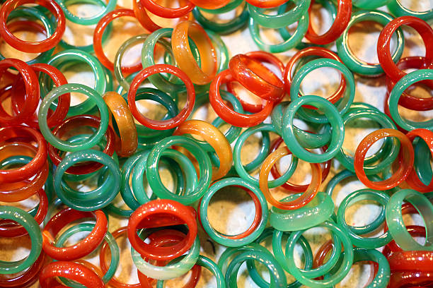 mucchio di anelli con diversi colori - plastic hole heap close up foto e immagini stock