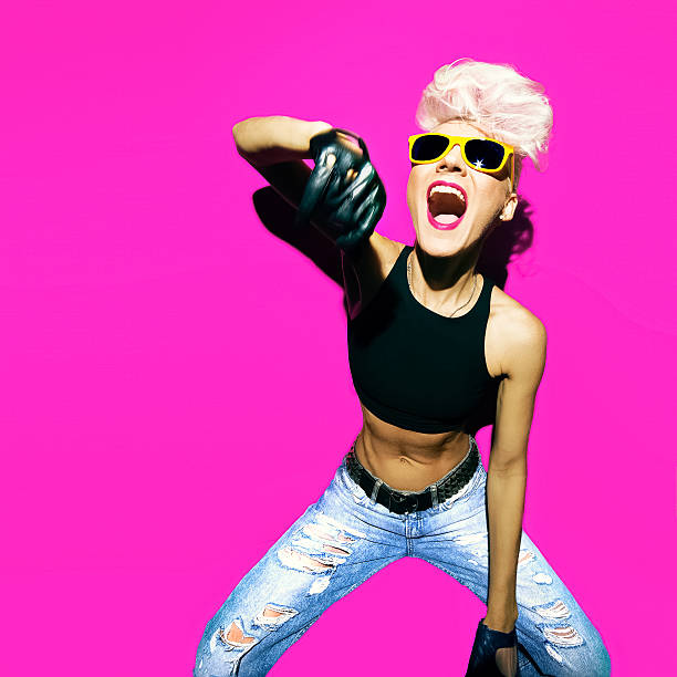 discoteca punk di ragazza moda modello emotivo danza - shrank foto e immagini stock